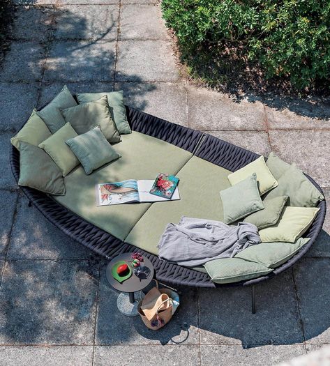 Outdoor Furniture Ideas Backyards, Daybed Room, Beach Lounge Chair, Outdoor Sofas, Beach Lounge, Round Sofa, Outdoor Daybed, Modern Outdoor Furniture, Changing Room