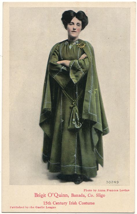 Europe: Woman proudly sporting a 15th century Celtic garb, Ireland ca. 1910 Historical Irish Clothing, Traditional Irish Clothing, Celtic Dress, Irish Dress, Celtic Clothing, Irish Clothing, Irish Fashion, Irish Women, Celtic Heritage