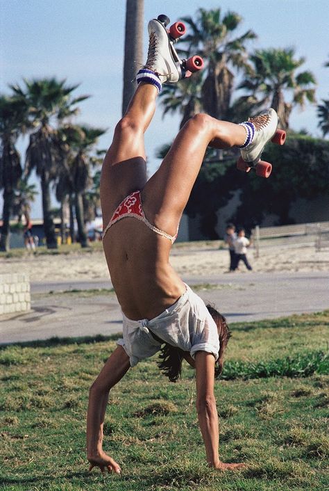 35 Interesting Vintage Photographs of Roller Skaters at Venice Beach, California in 1979 ~ Vintage Everyday Skate Girl, Roller Skaters, Roller Girl, Skater Girls, Roller Derby, Action Poses, Roller Skates, Handstand, Roller Skating