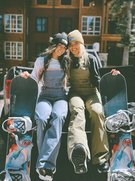 Women Snowboarding Outfits Style, 90s Snowboard Aesthetic, Snowboard Outfit Aesthetic, Women’s Ski Outfit, Womens Snowboarding Outfits, Snowboard Outfits For Women, Womens Snowboard Outfits, Snowboard Outfit Women, Snow Boarding Outfits