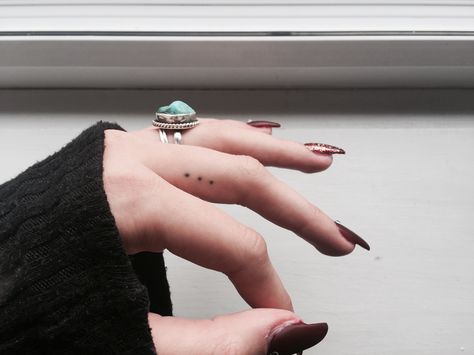 small hidden tattoos- ellipsis- has same meaning as semicolon tattoo #small #tattoo #semicolon #tinytattoo #hidden Three Dots Tattoo Meaning, Dot Tattoo Meaning, Tattoo Semicolon, Small Hidden Tattoos, Side Finger Tattoos, Hidden Tattoos, Finger Tattoo For Women, Finger Tats, Small Tats