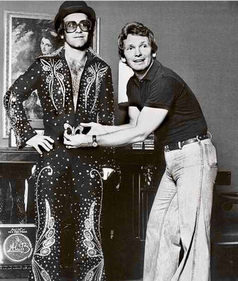 Bob Mackie fitting a costume on Elton John circa 1975 Elton John Fashion, Elton John Outfits, Elton John 70s, Music Meister, Crocodile Rock, 1950s Hat, Captain Fantastic, Rocket Man, Iconic Images