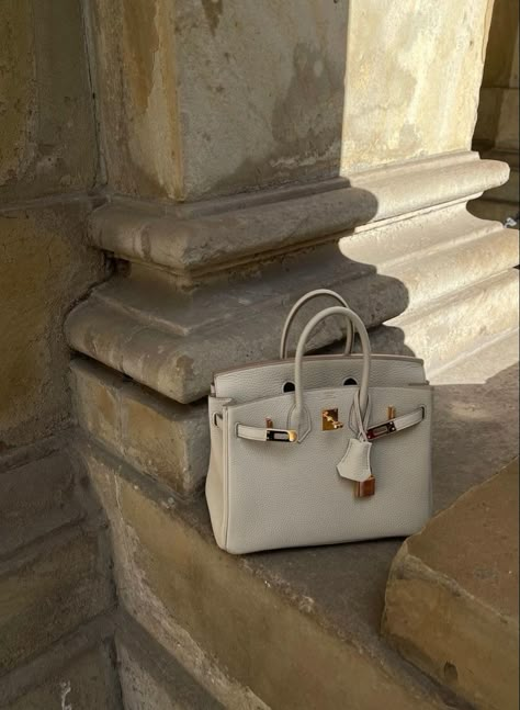 Mode Aesthetic, Classy Mom, Soft Vibe, Loewe Puzzle Bag, Hermes Birkin Bag, Parisienne Style, Investment Bags, Louis Vuitton Capucines, Best Designer Bags