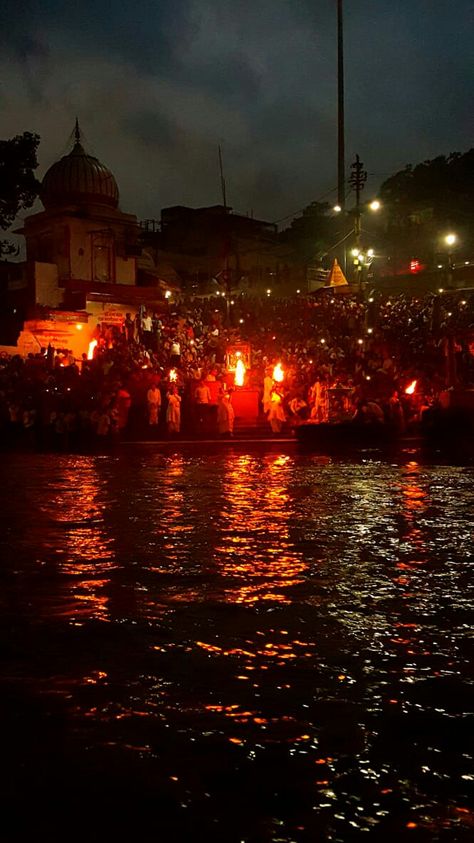 Ganga Aarti Wallpaper, Haridwar Ganga Aarti Photography, Ganga Aarti Haridwar Video, Haridwar Aesthetic Photo, Ganga Aarti Haridwar, Ganga Aarti Rishikesh, Banaras Asthetic Picture, Ganga Aarti Aesthetic, Aarti Aesthetic