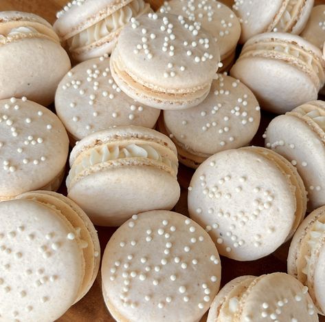 Lace And Pearls Party Theme, Engagement Macarons Ideas, White Macarons Wedding, Bridal Shower Macaroons, White Bridal Shower Desserts, Bridal Shower Baked Goods, Wedding Pearl Accents, Pearl Bridal Shower Decorations, Bride Macarons