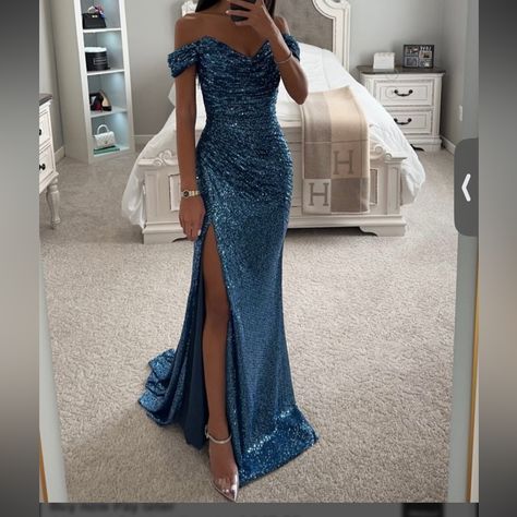 It’s Sparking Blue And Beautiful I’m Selling It Because I Don’t Need It Anymore. Trumpet Prom Dress, Off Shoulder Evening Dress, Long Dresses Elegant, Off Shoulder Gown, Slim Hips, Long Cocktail Dress, Evening Dresses With Sleeves, Party Kleidung, Dress Sleeve Styles