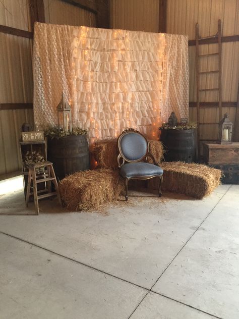 Western Wedding Photo Backdrop, Country Photobooth, Western Backdrop Ideas, Country Style Party Decorations, Cowhide Backdrop, Western Photo Backdrop, Western Party Backdrop, Cowboy Event, Western Theme Party Decorating Ideas