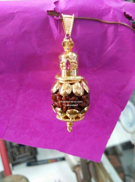 Shiv Locket, Rudraksha Jewelry, Gold Jewellery India, Antique Necklace Gold, Gold Pendants For Men, Rudraksha Bracelet, Chain Locket, Jewelry Necklace Simple, Gold Pendent