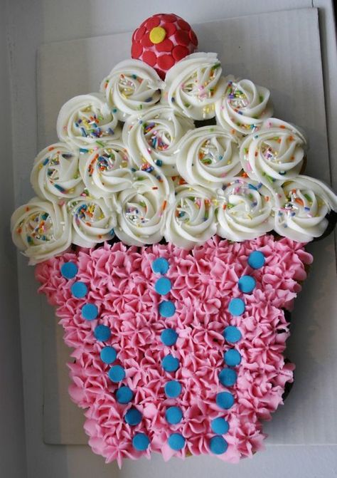 Cupcake Cake! Best Birthday Pull Apart Cupcake Cakes. Simple creative cake inspiration for a birthday party celebration. Cupcakes Bonitos, Cupcakes Design, Bolo Grande, Pull Apart Cupcake Cake, Pull Apart Cake, Cake Pulls, Pull Apart Cupcakes, Cupcake Birthday Cake, Oreo Cupcakes