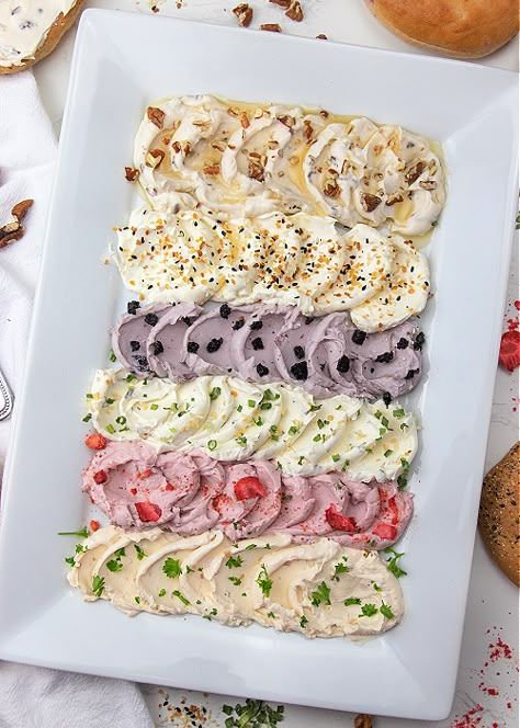 Spread For Bagels, Bagel Cream Cheese Board, Bagel Chips And Dip, Cream Cheese Platter, Bagel And Cream Cheese Board, Bagel Platter, Bread And Butter Charcuterie Board, Brunch Cheese Board, Charcuterie Cream Cheese