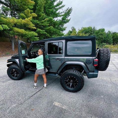 New Car Aesthetic Jeep, Black Jeep Aesthetic, Keep Wrangler Aesthetic, Black Jeep Wrangler Aesthetic, Aesthetic Jeep Wrangler, Pretty Jeeps, Jeep Girl Aesthetic, Blacked Out Jeep Wrangler, Girl Jeep Wrangler