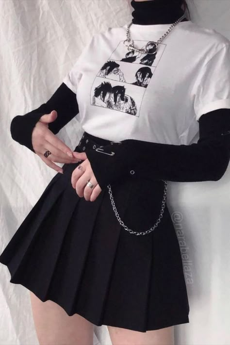 Come get your Grungy E-Girl Skirts on our Website :) The E-Girl Fashion is an alternative style which is a mix with Grunge and Gothic Trend. The stereotype of the is black clothes with black hair, but this is more than that ! Assume your Alternative mode with our Clothes and Accessories ;)