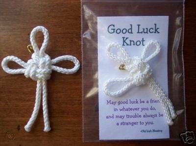 Girl Scout Swaps Ideas Easy, Good Luck Knot, Girl Scout Daisy Activities, Girl Scout Gifts, Scout Knots, Gs Swaps, Chinese Knots, Camp Hat, Scout Swaps