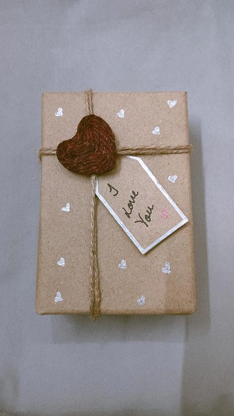 Brown Gift Boxes Packaging Ideas, Brown Wrapped Gifts, Brown Gift Wrap, Christmas Brown Paper Wrapping, Gift Wrapping With Brown Paper, Brown Christmas Wrapping Paper Ideas, Anniversary Gift Wrapping Ideas, Butcher Paper Wrapping Ideas, Birthday Wrapping Ideas For Men