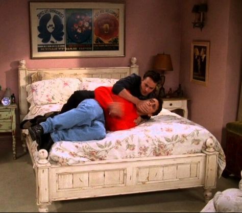 Monica's bed on Friends - I LOVE IT SO MUCH - most favorite I've ever seen! Friends Apartment Decor, Monica Chandler, Friends Apartment, Friends Scenes, Small Apartment Decorating, Green Rooms, Bedroom Green, Friends Tv, Sims House