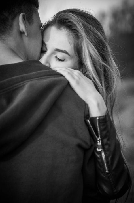 Hugs And Kisses Couples, Black And White Couples, Foto Top, Romantic Couples Photography, Hugging Couple, Love Hug, Kissing Couples, Feel Safe, Photo Couple