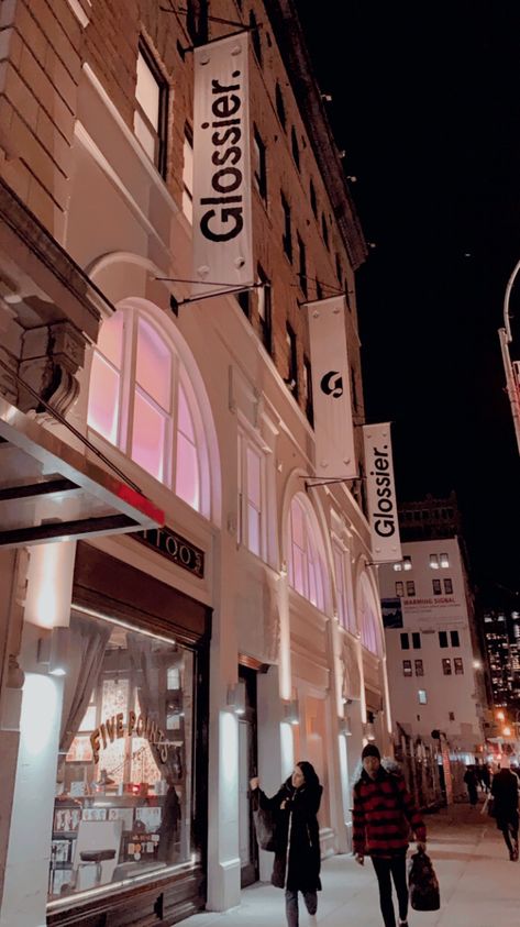 New York Pics Aesthetic, New York Glossier, Nyc Shopping Aesthetic, New York Shopping Aesthetic, Glossier Nyc, Pink New York Aesthetic, Nyc Dump, Nyc Shops, Glossier New York