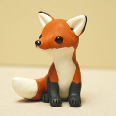 making simple animals from polymer clay | Adorable Fox Sculpture by rainabedaina on Etsy (it's already sold ... Clay Fox, Fuchs Baby, Fox Sculpture, Polymer Clay Kunst, Polymer Clay Figures, Sculpey Clay, Tanah Liat, Polymer Clay Sculptures, Polymer Clay Animals