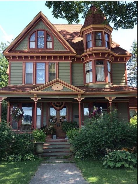 Vintage Green House, Green House Aesthetic, Victorian House Colors, Abandoned Farmhouse, Victorian Homes Exterior, Old Victorian Homes, Abandoned Cities, Victorian Style Homes, House Aesthetic