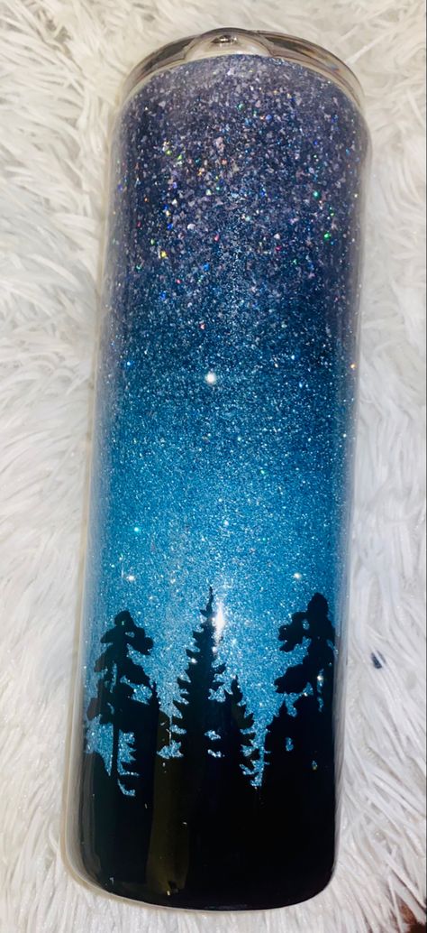 Night Sky Tumbler Ideas, Mountain Tumbler Ideas, Blue Glitter Tumbler Ideas, Blue Tumbler Ideas, Vinal Ideas, Glitter Tumbler Ideas, Interesting Crafts, Resin Crafts Tutorial, Epoxy Tumblers