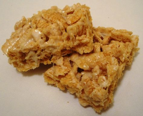 Bugles Marshmallow Treats - just made these, never making with Rice Krispies again... these are soooo good! Peanut Butter Marshmallow Squares, Flake Recipes, Marshmallow Bars, Peanut Butter Marshmallow, Marshmallow Treats, Cereal Treats, Gateaux Cake, Turkey Recipe, Corn Flakes