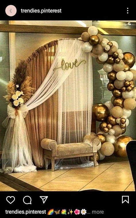 Ballon Arch With Curtains, Circular Balloon Backdrop, Ring Backdrop Decoration Ideas, Circle Backdrop With Balloons, Round Backdrop Ideas, Round Arch Backdrop, Decoration Buffet, Reception Stage Decor, Deco Ballon