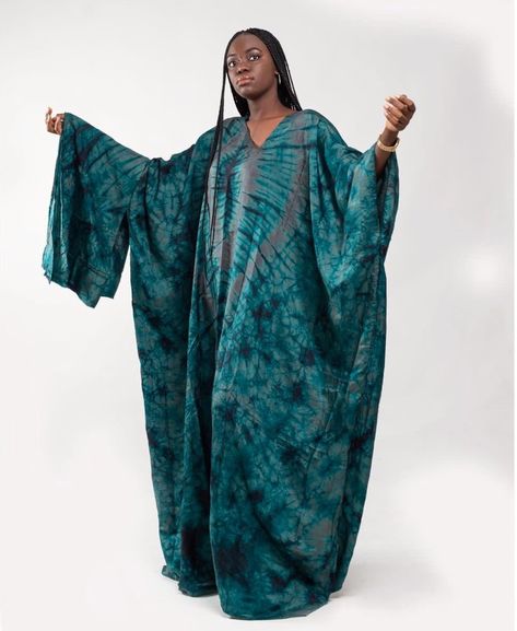 Boubou made of printed silk (kampala), it illuminates your complexion, makes you imposing. Wedding Guest Style, Ankara Dress, Printed Silk, Traditional Outfits, Silk Printing, Big Kids, Silk, Quick Saves