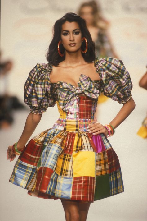 Yasmeen Ghauri / Oscar de La Renta Runway Show S/S 1992 Yasmeen Ghauri, 90s Runway Fashion, Runway Fashion Couture, Vintage Runway, Stella Jean, Mode Vintage, 80s Fashion, Looks Vintage, 70s Fashion