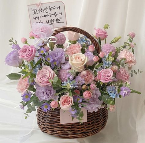 Flower Basket Ideas Floral Arrangements, Easter Flower Bouquet, Flower Basket Arrangement, Flowers In Basket, Flower Making Crafts, Basket Flower Arrangements, Basket Flowers, Easter Flower Arrangements, Baskets Gifts