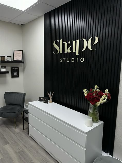 Interior Signs – Salon Signs Beauty Salon Black And White, Black Nail Studio, Salon Decorating Ideas Business, Black And White Beauty Salon, Salon Setup Ideas, Business Office Interior Design, Ideas Decoracion Salon, Makeup Studio Decor, Nail Room Ideas