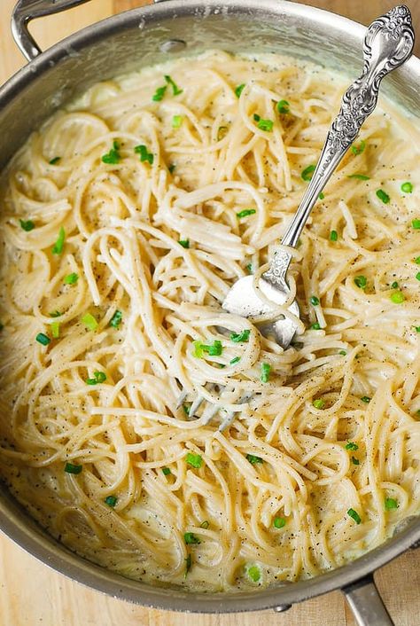 Four Cheese Garlic White Cream Pasta Sauce - Julia's Album Garlic Spaghetti Sauce, Italian Pasta Sauce, Garlic Spaghetti, Pasta Italiana, Cream Pasta, Salad Pasta, Good Eat, Spaghetti Recipes, Idee Pasto Sano