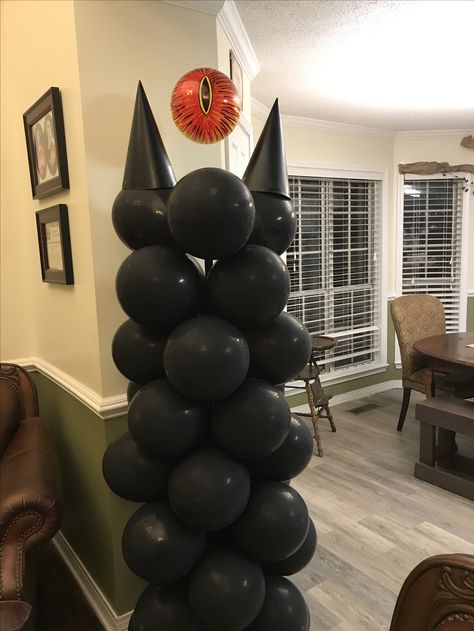 Eye of Sauron balloon tower lotr Lotr Decorations Party, Hobbit Halloween Decorations, The Hobbit Birthday Party Ideas, Nerdy Birthday Party, Lord Of The Rings Theme Party, Lotr Movie Marathon, Middle Earth Birthday Party, Lord Of The Rings Party Decorations Diy, Lord Of Rings Party