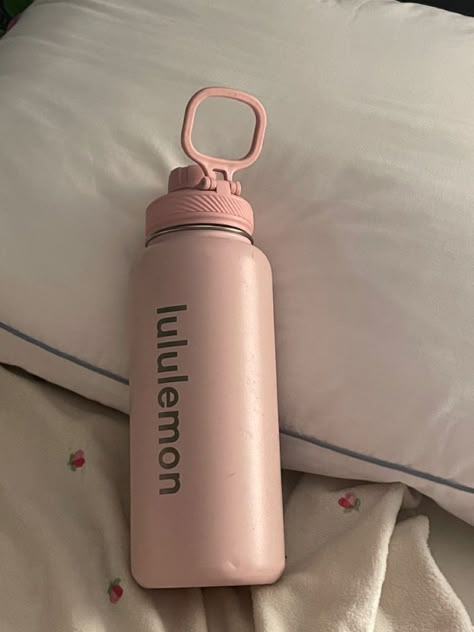 Aesthetic Steel Water Bottle, Lululemon Bottle Pink, Aesthetic Water Bottle For School, Lululemon Water Bottle Aesthetic, Pink Water Bottle Aesthetic, Pink Lululemon Water Bottle, Lululemon Bottle, Lululemon Water Bottle, Cute Athletic Outfits