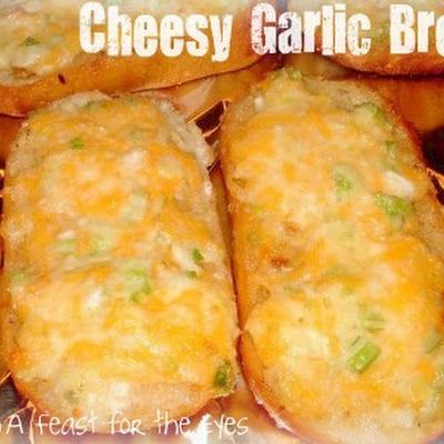 This wonderful recipe comes from the very popular "The Pioneer Woman Cooks" website. The calorie and fat count in this recipe isn't even to be considered! This is a buttery, ooey and gooey flavor-filled garlic bread that disappears very fast. I like to freeze part of this, before baking. I simply bake it, frozen, and it turns out great! Ree Drummond Recipes, Cheese Bread Recipe, Hashbrown Casserole, Garlic Cheese Bread, Cheesy Garlic Bread, Garlic Cheese, Cheesy Bread, Pioneer Woman Recipes, Ree Drummond