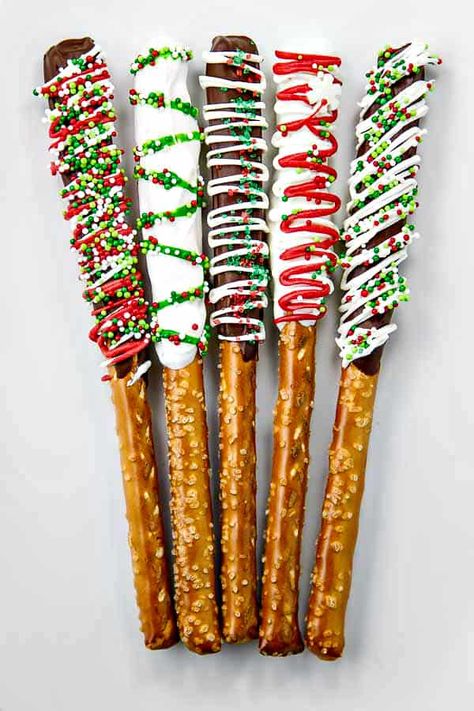 Chocolate Covered Pretzel Rods | Chocolate Covered Pretzel Sticks | How to Make Chocolate Covered Pretzel Rods | #christmascookies #holidaygifts #homemadegift Easy Dipped Pretzel Rods, Christmas Themed Chocolate Covered Pretzels, Chocolate Pretzels Rods, Pretzel Dipped In Chocolate, Pretzel Ideas, Chocolate Covered Pretzels Christmas, Christmas Pretzel, Chocolate Covered Pretzel Sticks, Chocolate Pretzel Rods