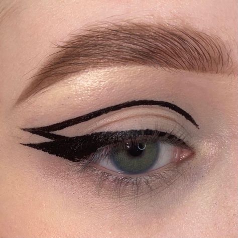 Delineado Egirl, Delineados Egirl, Egirl Eyeliner, Eyeliner Designs, Pretty Eye Makeup, Cute Eye Makeup, Graphic Makeup, Swag Makeup, Eye Makeup Pictures