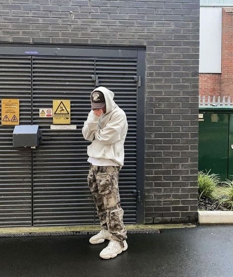 Street West Fashion Men, Cozy Outfit Men Street Styles, Yezzy Outfits Men, Ozweego Outfit Man, Camo Pants Outfit Men Streetwear, Streetwear Men Outfits Inspiration, Mens Camo Pants, Camo Pants Outfit Men, Camo Hoodie Outfit