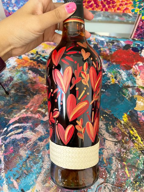 Diy Wine Bottle Painting, Painted Tequila Bottle, Painted Alcohol Bottles, Painted Bottles Ideas, Paint Wine Bottles, Wine Engagement Gift, Wine Bottle Painting, Decorated Wine Bottles, Bridal Balloons