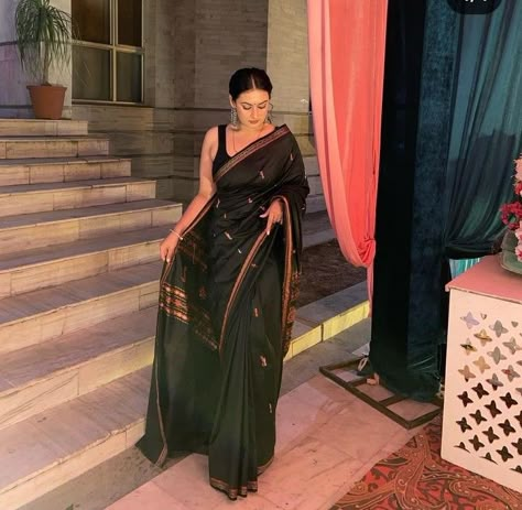 Suit Design Back Side, Diwali Look For Women Indian Saree, Diwali Saree Look, Dark Saree, Saree With Black Blouse, Black Cotton Saree, Saree Aesthetic, Saree Styling, Western Dresses For Women