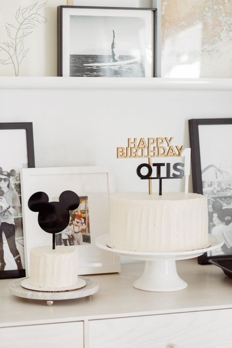 Mickey Mouse First Birthday Party, Calligraphy Cake, White Party Theme, Mickey Mouse First Birthday, Silhouette Cake Topper, Silhouette Cake, Mickey Silhouette, One Balloon, Diy Disney