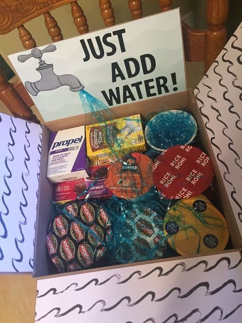 College Gift Boxes, Diy Care Package, Water Gift, Presente Diy, Anniversaire Diy, Missionary Gifts, College Care Package, Seni Origami, Cadeau Diy