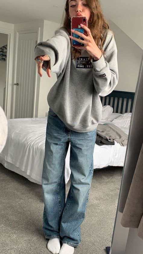 Fall Outfit Inspo Baggy Jeans, Baggy Jeans Baggy Sweater, Baggy Jeans And Knitted Sweater, Beggy Jeans For Girl, Outfit Ideas Winter Baggy, Bagy Jeans Outfit Girl, Downtown Baggy Outfits, Outfit With Hoodie And Jeans, Light Grey Crewneck Outfit