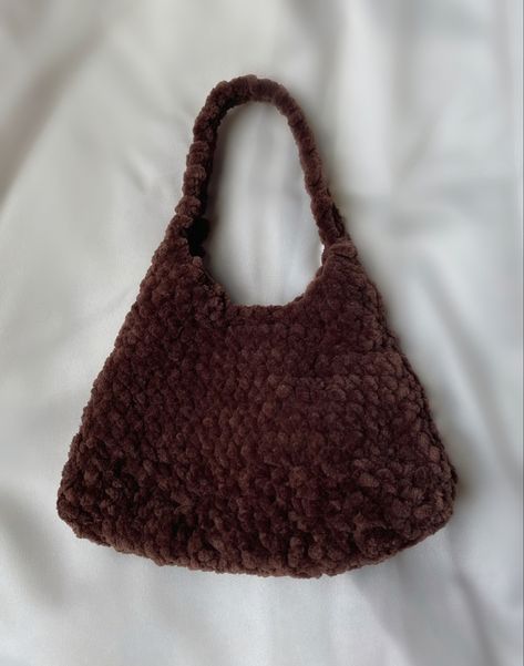 Velvet Yarn Crochet Bag, Crochet Ideas With Brown Yarn, Chenille Crochet Bag, Velvet Crochet Projects, Velvet Yarn Crochet Projects, Velvet Crochet Bag, Velvet Yarn Projects, Velour Crochet, Brown Crochet Bag