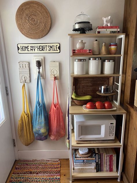 Kitchen Knick Knacks Decor, Thrifted Kitchen Decor, Cheap Decorating Ideas For Apartment, Small Kitchen Ideas Organization, Kitchen Shelving Ideas, Small Kitchen Layouts, Mug Display, Welcome To My House, Small Space Organization