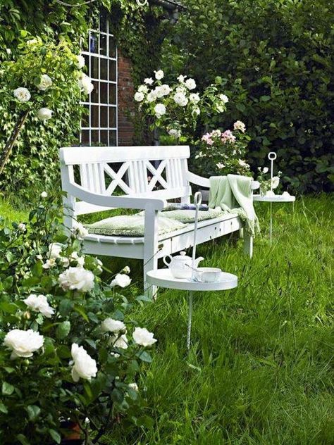 Diy Bench Outdoor, White Bench, Cozy Backyard, Moon Garden, Have Inspiration, Romantic Garden, White Gardens, Garden Seating, Gorgeous Gardens