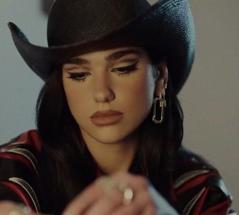 Dua Lipa Eye Makeup, Dua Lipa Makeup Looks, Dua Lipa Concert Outfit Ideas, Dua Lipa Hair, Dua Lipa Makeup, Lisa Makeup, Country Makeup, Cowgirl Makeup, Lisa Eldridge Makeup