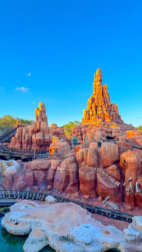 Disneyland Big Thunder Mountain, Walt Disney World Wallpaper Iphone, Disney World Iphone Wallpaper, Disney World Phone Wallpaper, Small World Aesthetic, Universal Studios Wallpaper, Disney Parks Wallpaper, Aesthetic Disney World Pictures, Walt Disney World Wallpaper