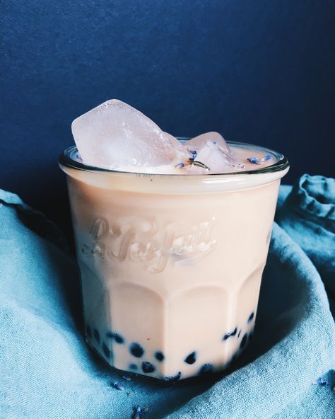 Lavender and Earl Grey Boba Tea recipe on CB EATS. A simple earl grey tea infused with lavender, sweetened with honey and sweetened condensed milk on top of boba tapioca pearls. Lavender Bubble Tea, Lavender Boba Tea, Boba Tea Recipe, Bubble Tee, Milk Tea Recipes, Bubble Tea Boba, Homemade Detox, Boba Drink, Tapioca Pearls