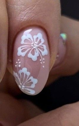 Summer Nails White Flowers, Summer Nail Designs Flowers, Flower Design On Nails Simple, Cute Summer Nails Hibiscus, Nail Art Hawaiian Flower Tropical, White Flower On Nails, White Hawaiian Flower Nails, Shalak Nail Ideas, Hibiscus Flower Toe Nails