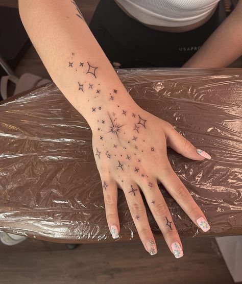 I love doing starry hands ✨🌙 thanks Louisa x | Instagram Mystical Finger Tattoos, Stars On Hands Tattoo, Stars Hand Tattoos For Women, Finger Tattoos Sparkle, Starry Tattoos For Women, Constellation Tattoo On Hand, White Stars Tattoo, Ankle Tattoo Stars, Twinkle Stars Tattoo